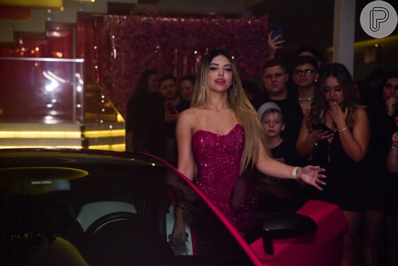A cantora Melody entra na sua Lamborghini Gallardo rosa
