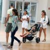 Flávia Alessandra e o marido, Otaviano Costa, passeiam com as filhas em shopping no Rio