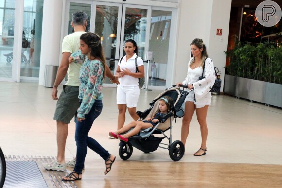 Flávia Alessandra e o marido, Otaviano Costa, passeiam com as filhas em shopping no Rio