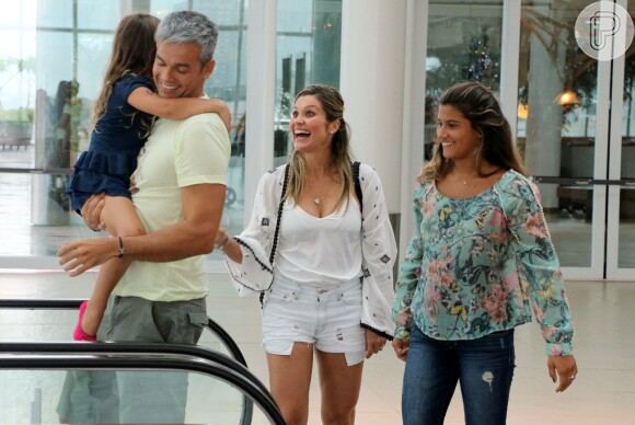 Flávia Alessandra se diverte com o marido, Otaviano Costa, e com as filhas em shopping