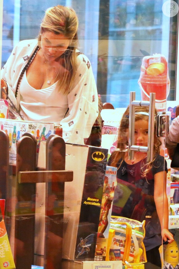 Flávia Alessandra escolhe presente em loja de brinquedo ao lado da filha Olívia, de 4 anos, em shopping no Rio