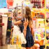 Flávia Alessandra leva a filha Olívia, de 4 anos, em shopping no Rio