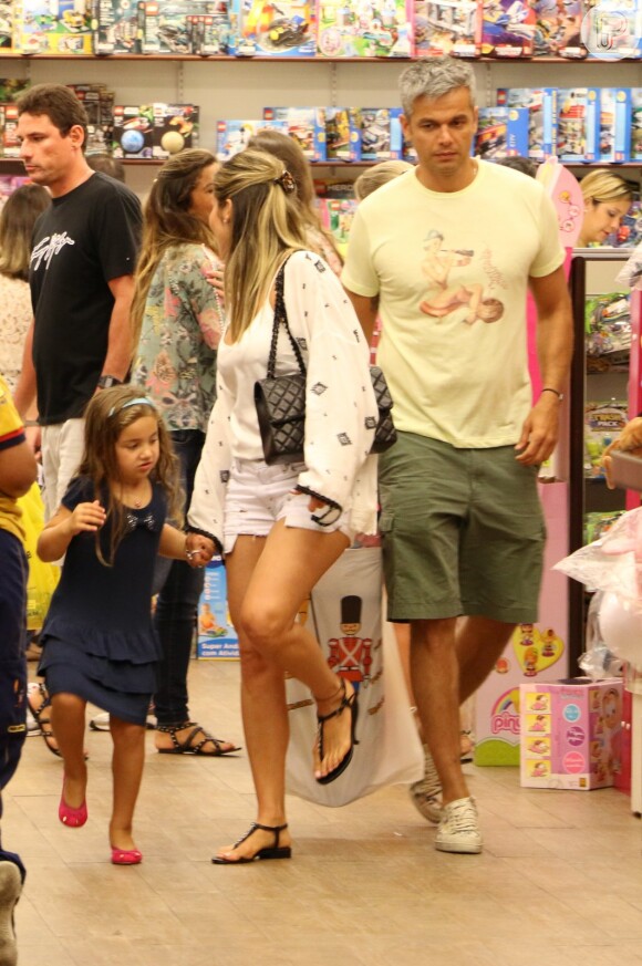 Flávia Alessandra vai com o marido, Otaviano Costa, e com as filhas ao shopping