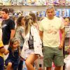 Flávia Alessandra se diverte com o marido, Otaviano Costa, e com as filhas em shopping