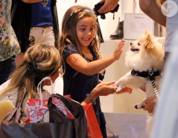 Flávia Alessandra se diverte com a filha Olívia em shopping e brinca com cachorrinho