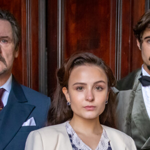 Matias (Antonio Calloni) passa a ter delírios e confunde Isadora (Larissa Manoela) com Elisa (Larissa Manoela) ao flagrar a filha mais nova na cama com Davi (Rafael Vitti) na novela 'Além da Ilusão'