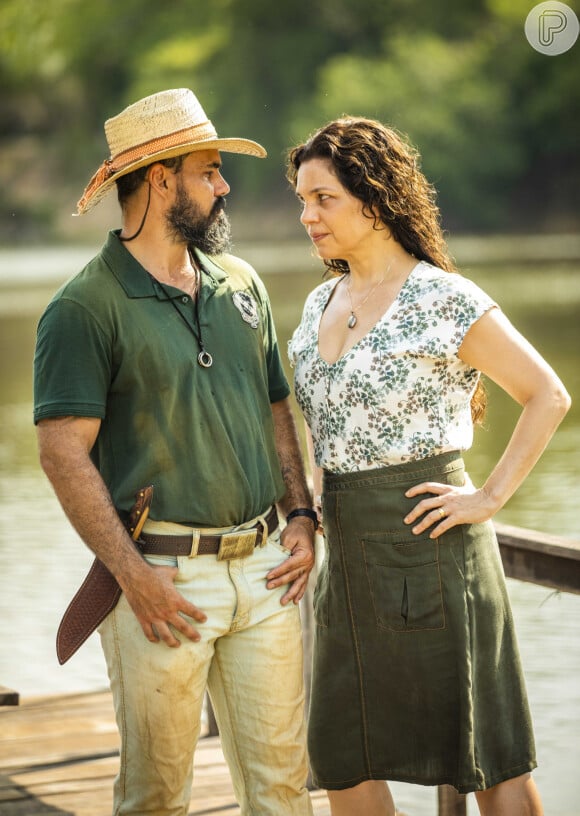 Maria Bruaca (Isabel Teixeira) já beijou Alcides (Juliano Cazarré), mas vai fazer sexo com outro peão na novela 'Pantanal'