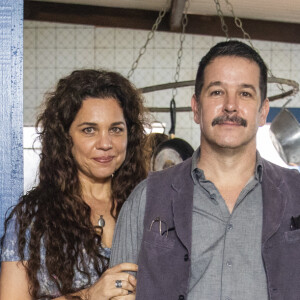 Zefa Paula Barbosa)é a empregada de Tenório (Murilo Benício) e Maria Bruaca (Isabel Teixeira), na foto ao lado da filha, Guta (Julia Dalavia), na novela 'Pantanal'