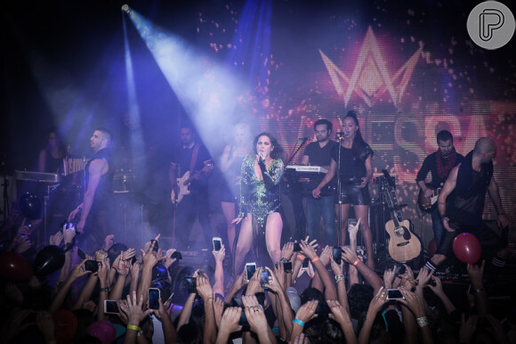 Wanessa deixa pernas à mostra durante show em São Paulo