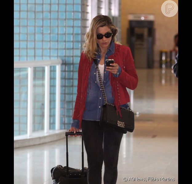 Flavia Alessandra Caminha Distraida E Com Visual De Inverno Em Aeroporto Do Rio Purepeople