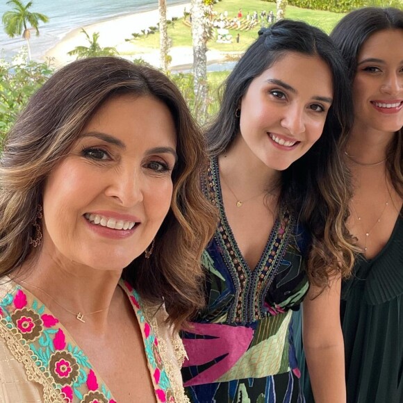 Fátima Bernardes com as filhas Laura e Beatriz no casamento