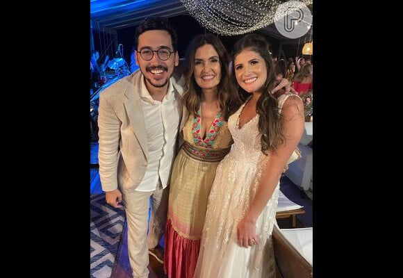 Fátima Bernardes posou com os noivos no casamento