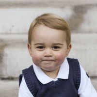 Filho de Kate Middleton, príncipe George posa para fotos oficiais de Natal