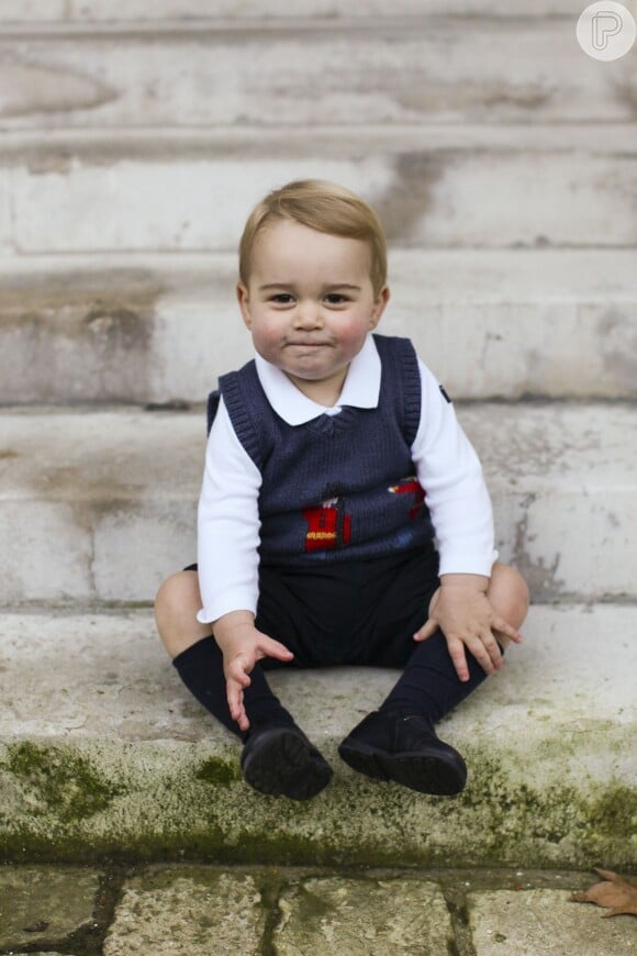 Príncipe George, filho de Kate Middleton e do príncipe William, fotografa para Natal da família britânica