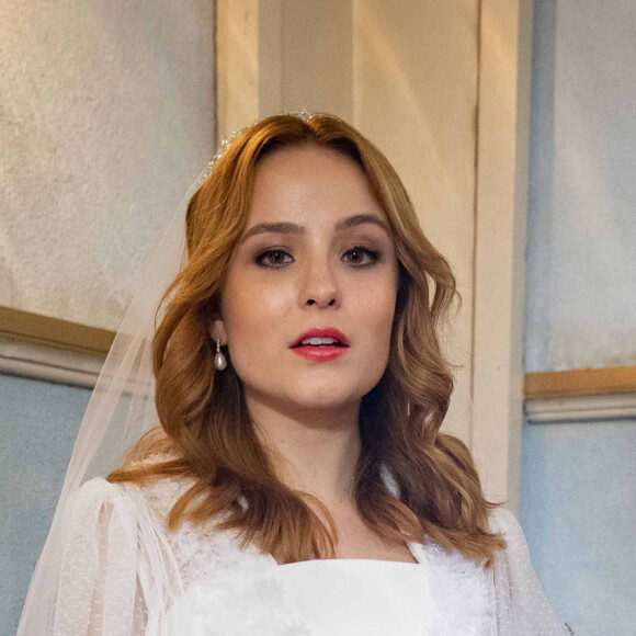 Isadora (Larissa Manoela) surge com vestido de noiva para casamento com Davi/Rafael (Rafael Vitti) na novela 'Além da Ilusão'