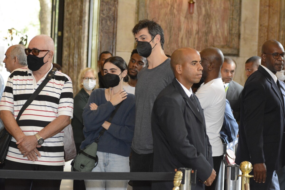 Foto: Mateus Solano e Valentina Herszage velaram corpo do ator Milton  Gonçalves - Purepeople