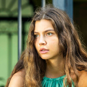 Juma (Alanis Guillen) fica desacordada ao cair de cavalo na novela 'Pantanal'