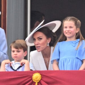 Princesa Charlotte compareceu ao Trooping the Colour com os pais, Kate Middleton e Príncipe William, e os dois irmão, George e Louis.