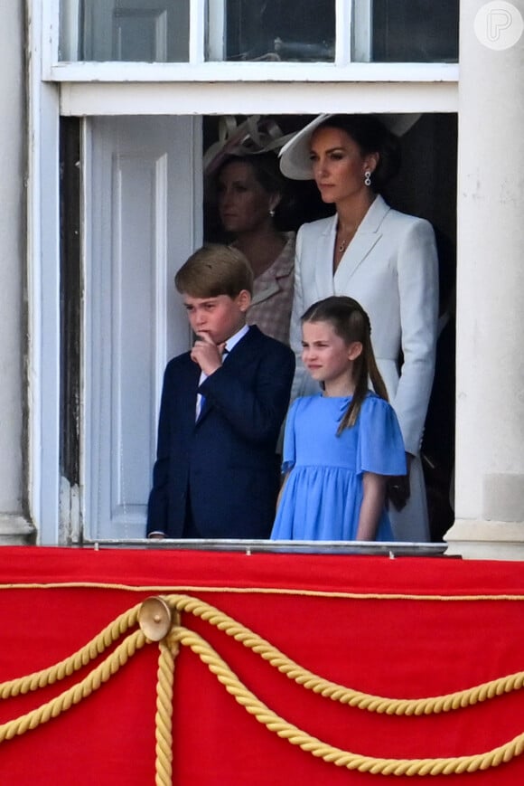 Princesa Charlotte, filha de Kate Middleton, tem 7 anos de idade e provou ser um ícone fashion