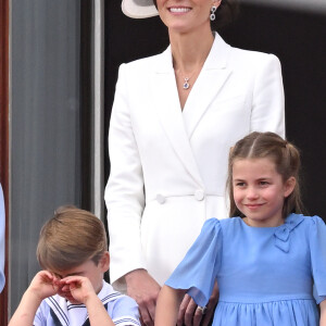 Vestido de Princesa Charlotte combinava com o look da bisavó, Rainha Elizabeth II