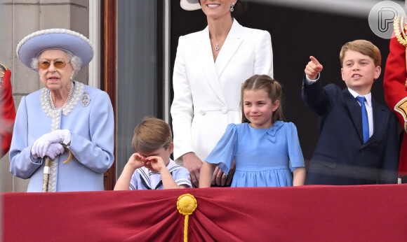 Vestido de Princesa Charlotte combinava com o look da bisavó, Rainha Elizabeth II