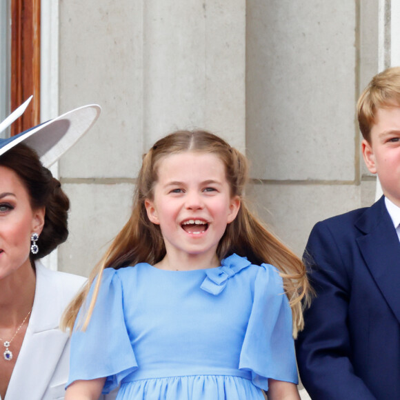 O look de Princesa Charlotte em evento do Jubileu de Prata de Rainha Elizabeth está esgotado