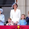 Vestido de Charlotte foi sucesso de vendas após princesa usar em evento com a família real