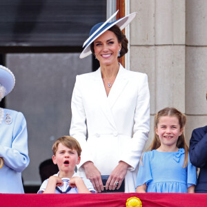 Vestido de Charlotte foi sucesso de vendas após princesa usar em evento com a família real