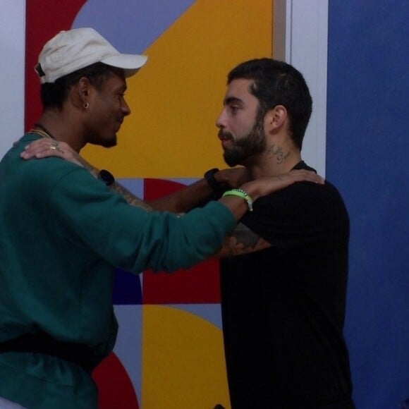 Paulo André e Pedro Scooby chegaram cedo à festa e curtiram muito com Douglas Silva