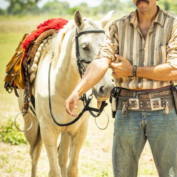 Novela 'Pantanal': Tibério (Guito) fica em dúvida se acredita em pedido de Muda (Bella Campos)