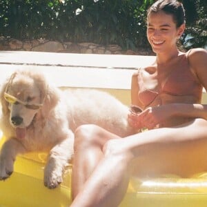 Bruna Marquezine é mãe de Amora, uma golden retriever