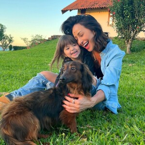 Sabrina Sato com o cão Bernardo, um dachshund de pelo longo, e a filha, Zoe