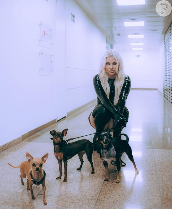 Luisa Sonza em foto com as suas cadelinhas: Gisele Pinscher Sonza, Duda Beainscher Sonza e Britney Spinschers Sonza