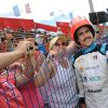 Caio Castro faz selfie com fãs durante o Kart dos Artistas