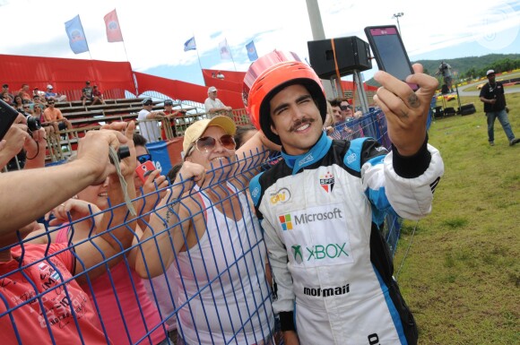 Caio Castro faz selfie com fãs durante o Kart dos Artistas