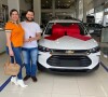 Andressa Urach posou ao lado do marido, Thiago Lopes, e do novo carro do casal