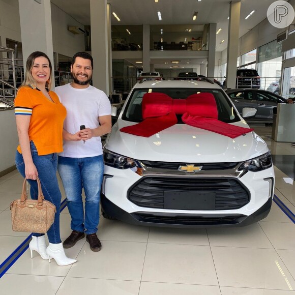 Andressa Urach posou ao lado do marido, Thiago Lopes, e do novo carro do casal