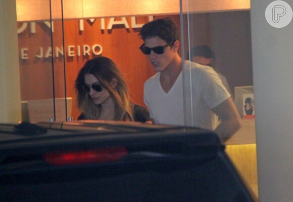 Os dois saíram juntos do shopping em direção ao carro da atriz