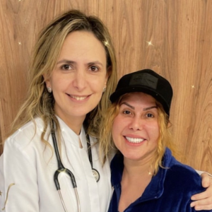 Joelma exibe o rosto pela primeira vez após tratamento do edema que causou o inchaço