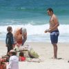 Thiago Lacerda, de 'Alto Astral', curte praia na companhia dos filhos Gael e Cora, no Rio