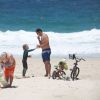Thiago Lacerda, de 'Alto Astral', curte praia na companhia dos filhos Gael e Cora, no Rio