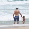 Thiago Lacerda, de 'Alto Astral', levou a filha Cora, de 3 anos, para curtir praia no Rio