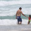 Thiago Lacerda, de 'Alto Astral', leva filha Cora, de 3 anos, para tomar banho de mar em praia do Rio