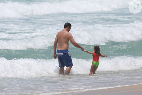 Thiago Lacerda, de 'Alto Astral', leva filha Cora, de 3 anos, para tomar banho de mar em praia do Rio