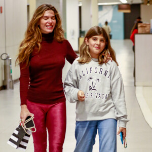 Filha de Cauã Reymond e Grazi Massafera surgiu cheia de estilo durante um passeio com a madrasta, Mariana Goldfarb