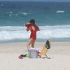 Cássia Kis Magro vai à praia com filhos na segunda-feira, 15 de dezembro de 2014, na Barra da Tijuca, na Zona Oeste do Rio de Janeiro