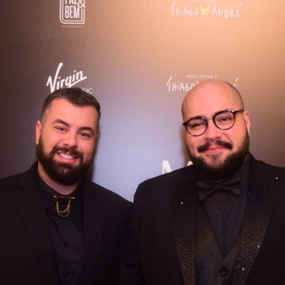 Tiago Abravanel e o marido, Fernando Poli, prestigiaram gravação do novo DVD de Thiaguinho