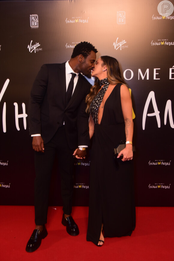 Rafael Zulu beijou a mulher, Aline Becker, antes da gravação do novo DVD de Thiaguinho