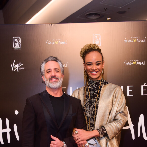 Luciana Mello e o marido, o fotógrafo Ike Levi, prestigiaram gravação do novo DVD de Thiaguinho