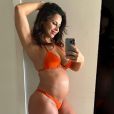   Viviane Araújo posa para selfie e mostra a barriga de 7 meses   
